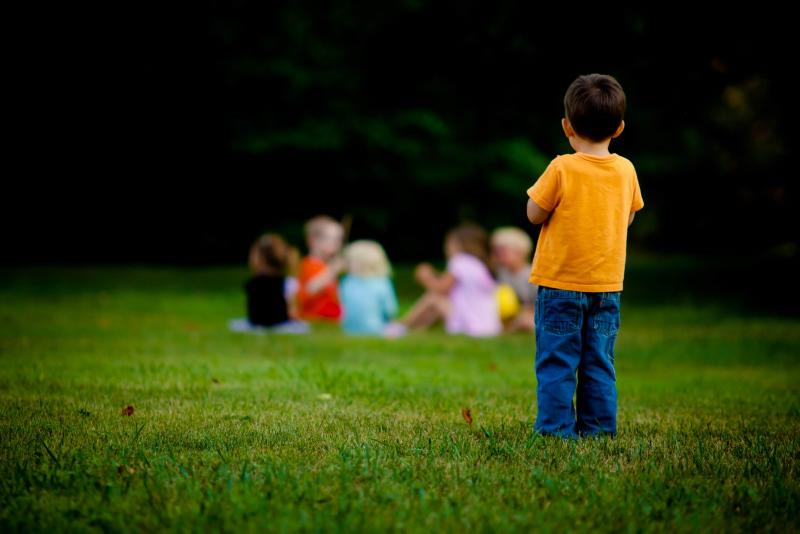 Если ребенок не контактирует со сверстниками, то он лишается возможности примерять на себя разные социальные роли