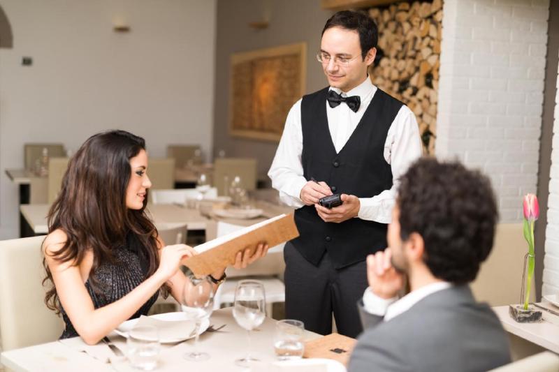 Официант в заведении общественного питания может запросто запомнить ваш заказ, но отнюдь не по причине хорошего к вам отношения