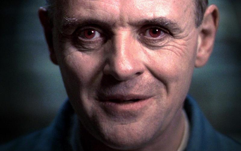 В фильме «Молчание ягнят» один из главных героев — психопат-гений, отгороженный от мира заключенный. Кстати, в реальном мире психопаты тоже обычно бандиты, убийцы, мошенники