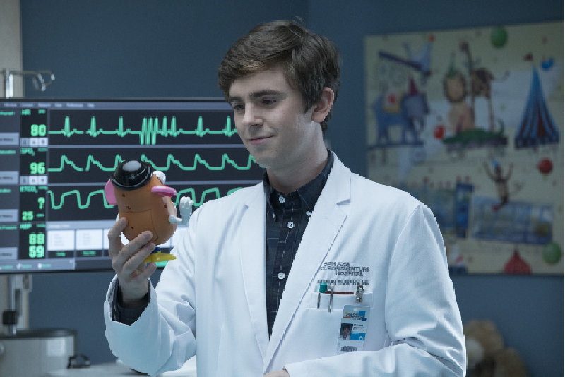 Главный герой сериала «Хороший доктор» — парень с аутизмом, обладающий выдающимися способностями и феноменальной памятью 