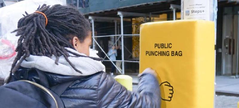 На улицах Нью-Йорка есть антистресс-подушки для битья