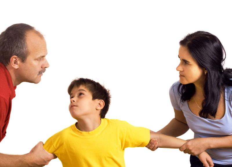 Если ребенку приходится встревать в отношения между родителями, это наносит удар по его психике