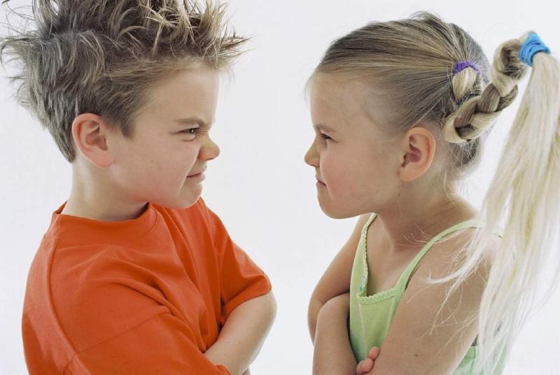 Если дети дразнят или обижают друг друга, это не значит, что они ведут себя правильно, по-детски