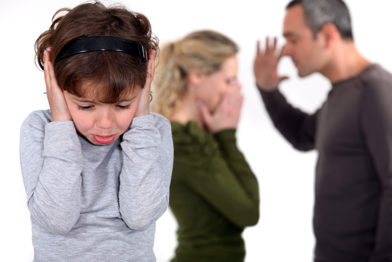 Ребенок не может самостоятельно справиться с пугающими событиями в семье, последствия этого обычно преследуют его всю жизнь