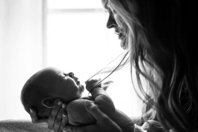 Дональд Винникотт ввел понятие «холдинг» – удерживание младенца матерью с помощью внимания, заботы, психических процессов